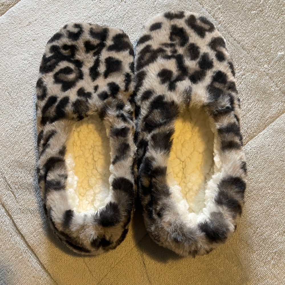 *3 for $15* NWOT. Leopard Print Fuzzy Slippers